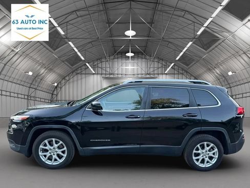 Used 2017 Jeep Cherokee Latitude w/ Safety/Convenience Group FWD image 2