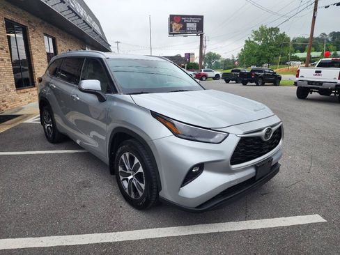 Used 2022 Toyota Highlander XLE AWD/4WD image 7