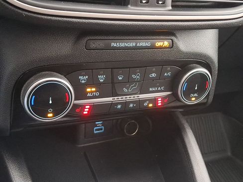 Used 2022 Ford Escape SE w/ SE Sport Appearance Package image 16