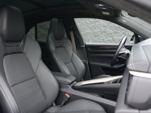 Certified 2025 Porsche Macan Turbo Electric AWD/4WD image 26