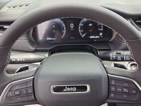 Used 2025 Jeep Grand Cherokee Altitude RWD image 22