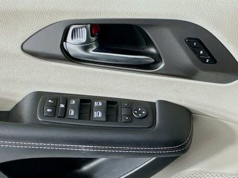 Used 2023 Chrysler Pacifica Touring-L FWD image 18