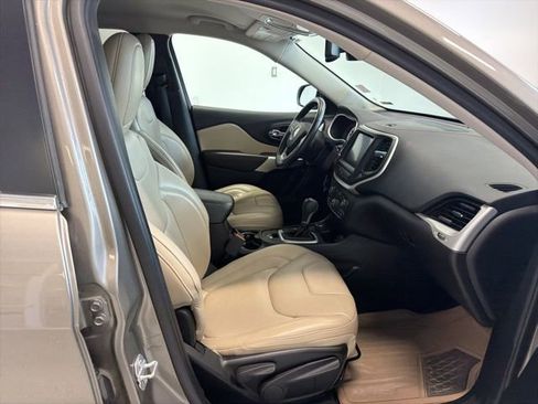 Used 2018 Jeep Cherokee Limited w/ Luxury Group AWD/4WD image 31