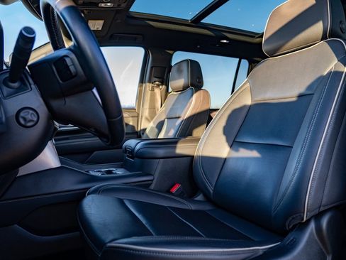 Used 2023 GMC Yukon XL SLT image 14