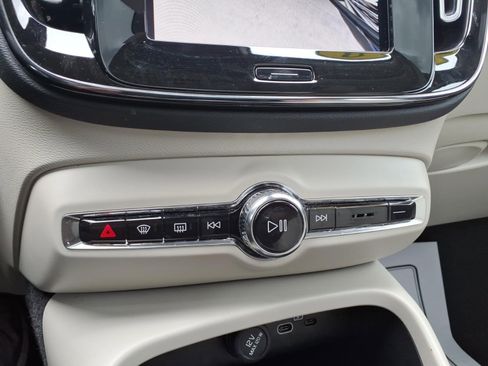 Used 2023 Volvo XC40 B5 Plus w/ Driver Assist Package AWD/4WD image 19