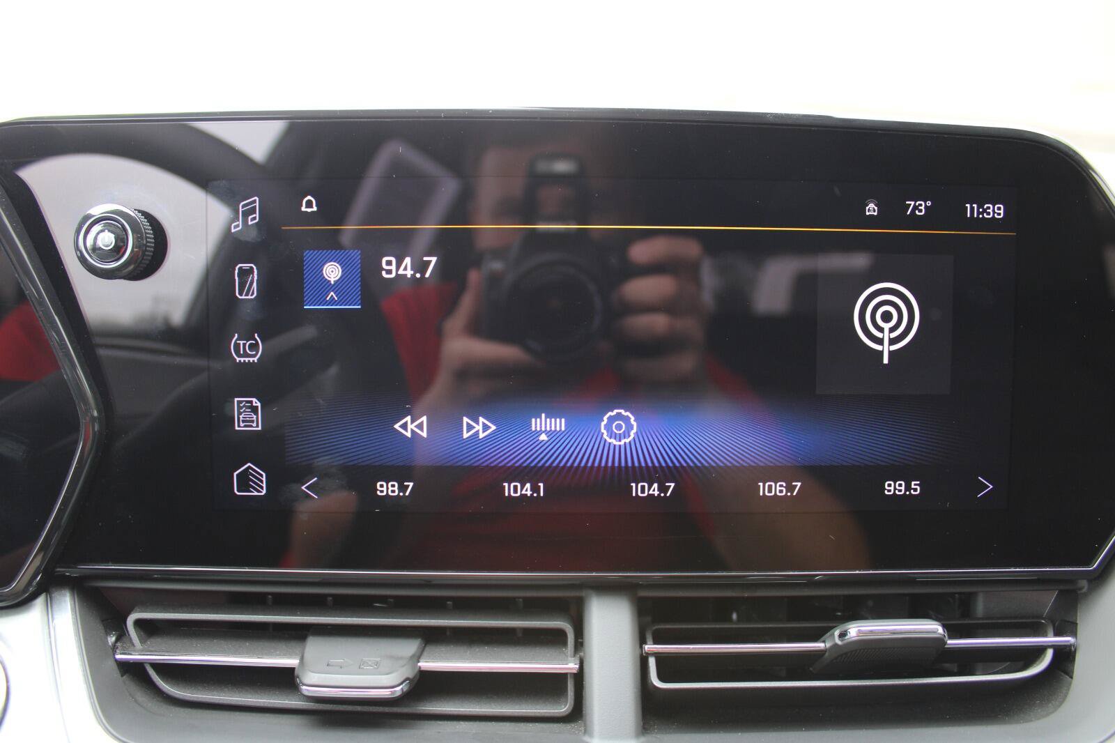 Used 2025 Chevrolet Trax LT FWD image 18
