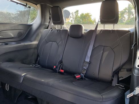 Used 2020 Chrysler Pacifica Touring-L image 29