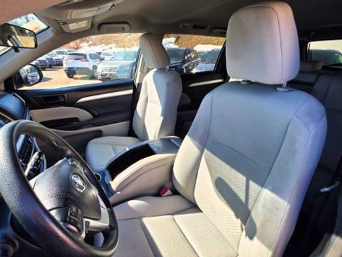 Used 2016 Toyota Highlander LE image 13