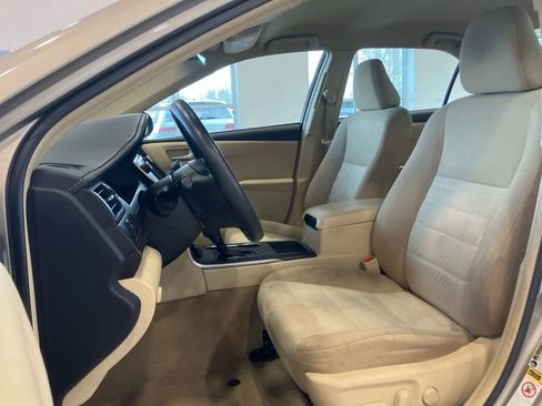 Used 2016 Toyota Camry LE image 10