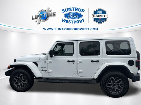 Used 2024 Jeep Wrangler Unlimited Sahara AWD/4WD image 9