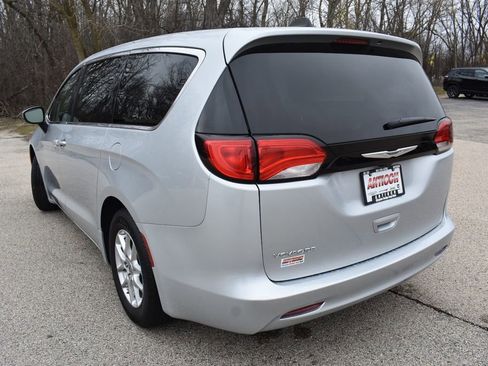 Used 2023 Chrysler Voyager LX image 5