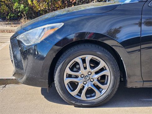 Used 2019 Toyota Yaris L image 8