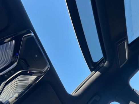 Used 2021 BMW 740i w/ M Sport Package image 23