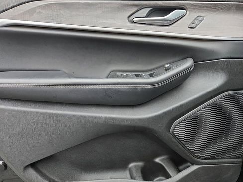 Used 2023 Jeep Grand Cherokee Limited w/ Black Appearance Package image 12