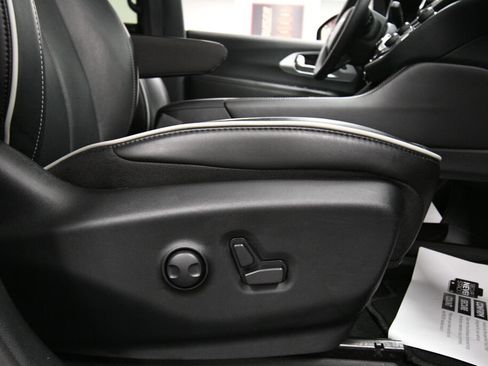 Used 2025 Chrysler Pacifica Limited FWD image 31