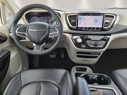 Used 2023 Chrysler Pacifica Touring-L FWD image 11