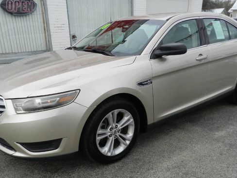 Used 2018 Ford Taurus SE image 3