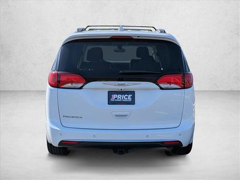 Used 2017 Chrysler Pacifica Touring-L FWD image 8