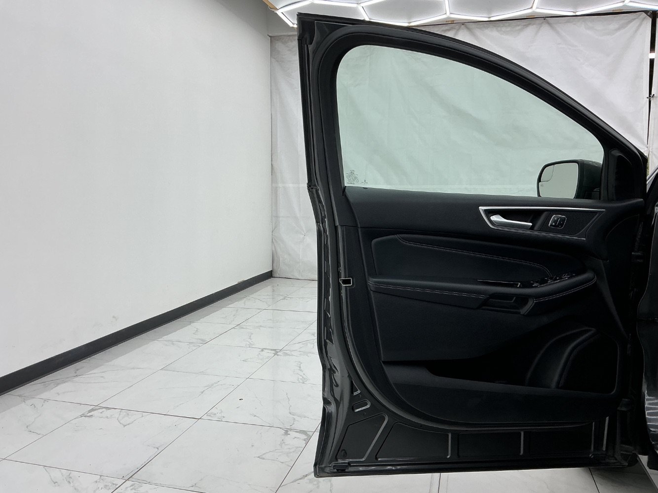 Used 2018 Ford Edge Titanium w/ Technology Package FWD image 18