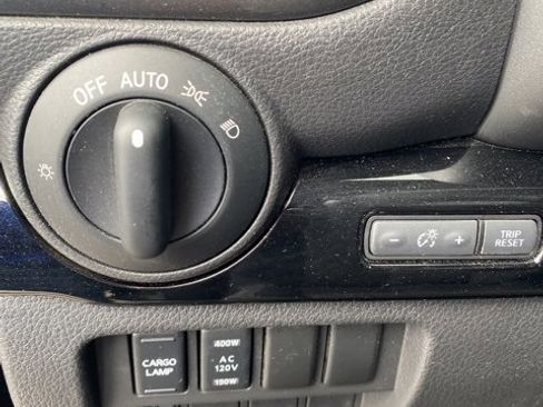 Used 2024 Nissan Titan SV w/ SV Convenience Package image 14