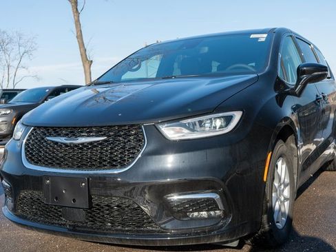 New 2026 Chrysler Pacifica Select image 2