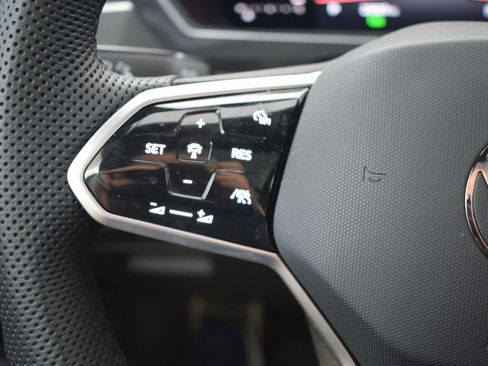 Certified 2022 Volkswagen Tiguan SE R-Line image 30