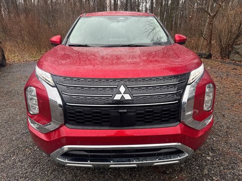 Used 2022 Mitsubishi Outlander SE image 2