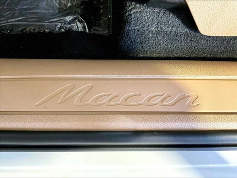 Certified 2024 Porsche Macan AWD/4WD image 19