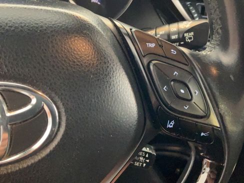 Used 2018 Toyota C-HR XLE FWD image 21