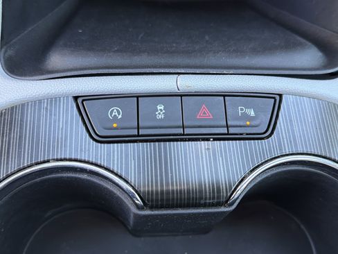 Used 2020 GMC Acadia SLT w/ Driver Alert Package II image 9