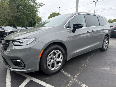 Used 2024 Chrysler Pacifica Limited FWD image 3