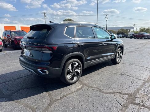Used 2025 Volkswagen Taos SE AWD/4WD image 4