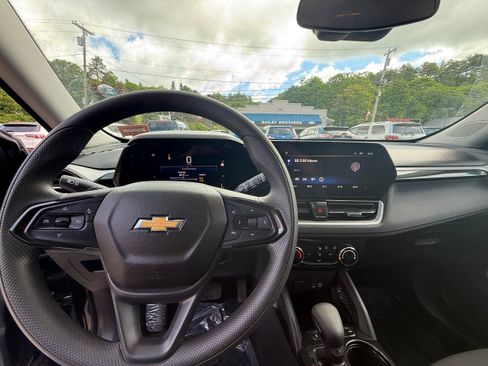 Used 2025 Chevrolet TrailBlazer LT AWD/4WD image 12
