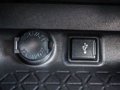Used 2022 Toyota RAV4 LE AWD/4WD image 10