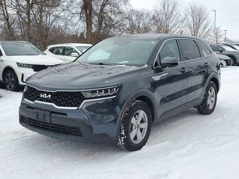 Used 2023 Kia Sorento LX image 2