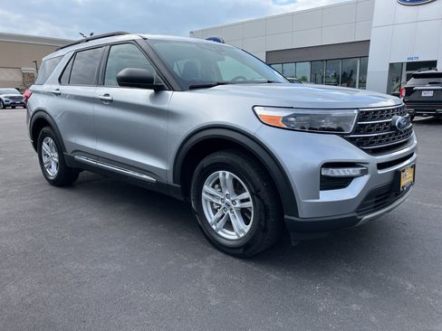 Used 2022 Ford Explorer XLT w/ Equipment Group 202A AWD/4WD image 8