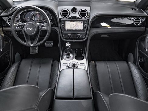 Used 2018 Bentley Bentayga image 2