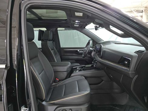 Used 2025 Chevrolet Tahoe Premier AWD/4WD image 10