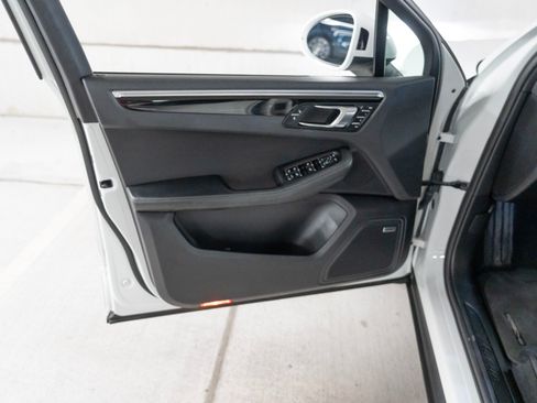 Certified 2018 Porsche Macan AWD/4WD image 16