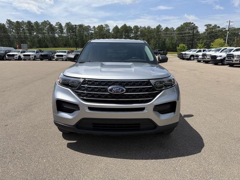 Used 2023 Ford Explorer XLT AWD/4WD image 2