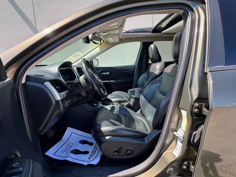 Used 2015 Jeep Cherokee Trailhawk w/ Comfort/Convenience Group AWD/4WD image 12