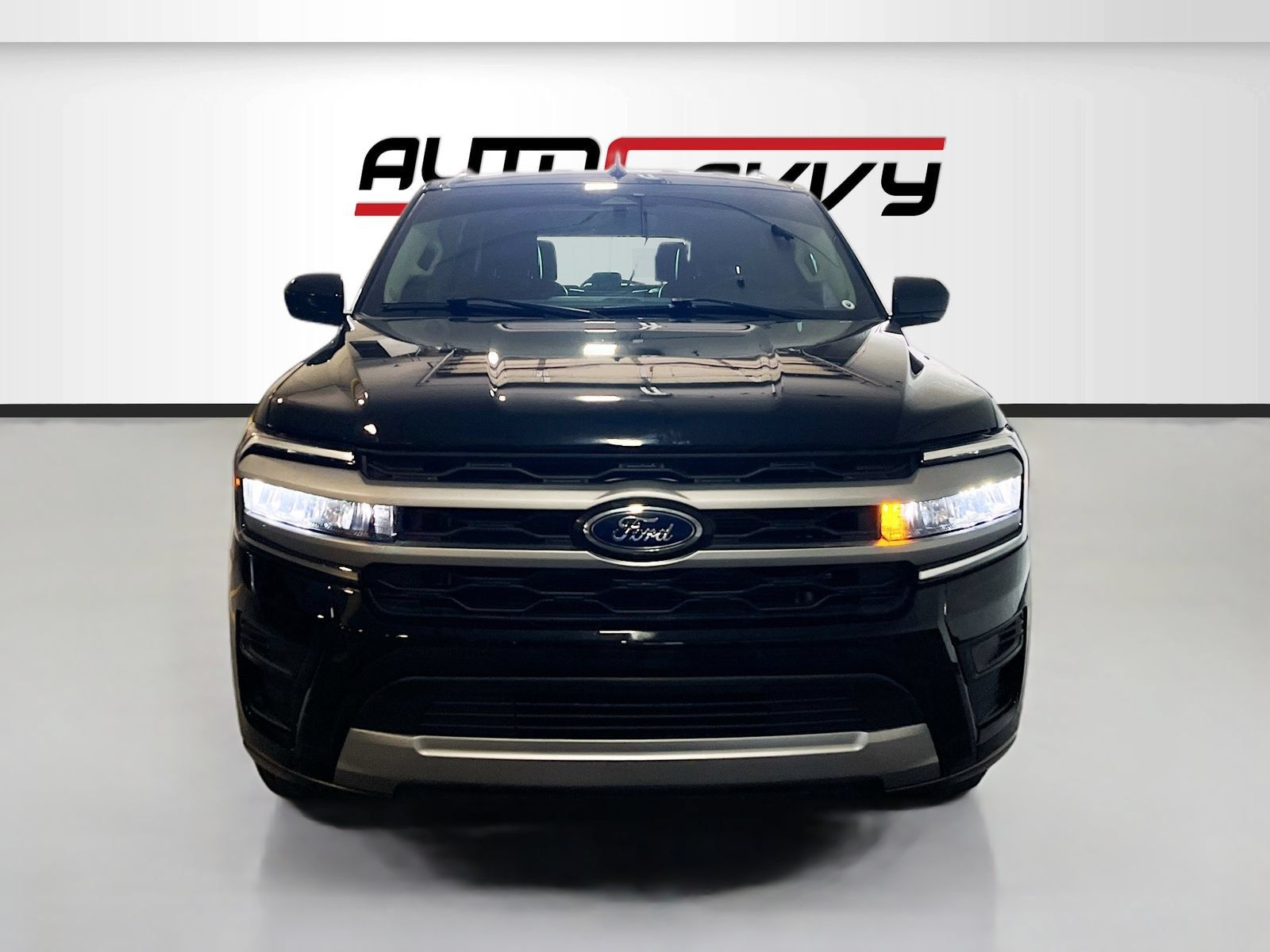 Used 2024 Ford Expedition XLT AWD/4WD image 2