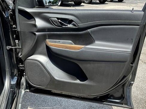 Used 2023 GMC Acadia SLE image 29