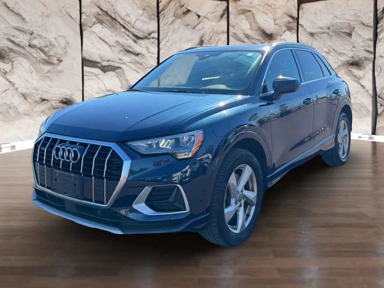 Used 2020 Audi Q3 2.0T Premium w/ Convenience Package AWD/4WD image 2