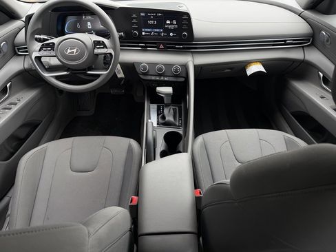 Certified 2025 Hyundai Elantra SE w/ Cargo Package image 8