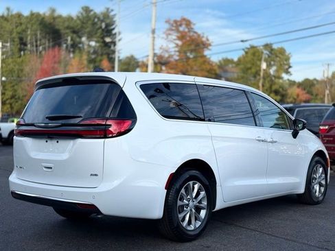 New 2026 Chrysler Pacifica Select image 6