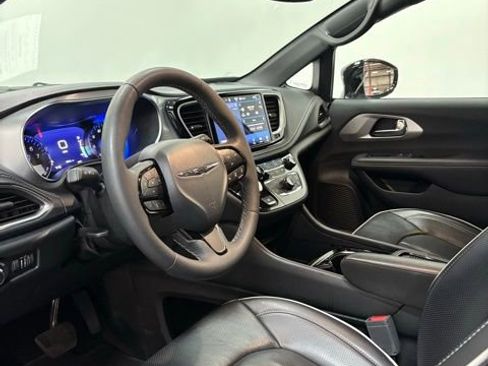 Certified 2025 Chrysler Pacifica Limited image 15