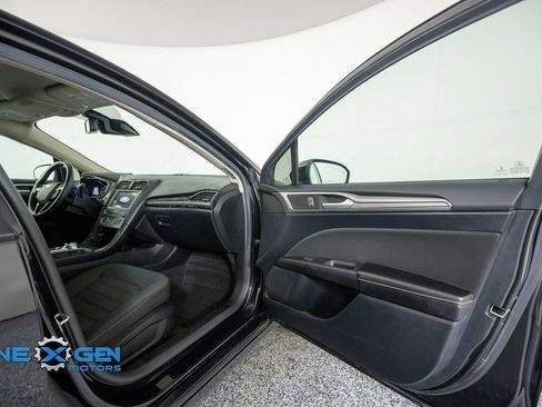 Used 2020 Ford Fusion SE FWD image 39