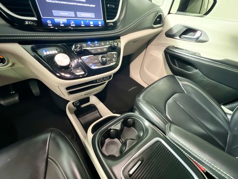 Used 2023 Chrysler Pacifica Touring-L image 26