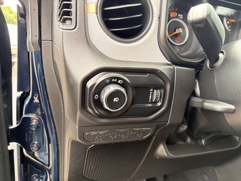 Used 2025 Jeep Wrangler Sport AWD/4WD image 13